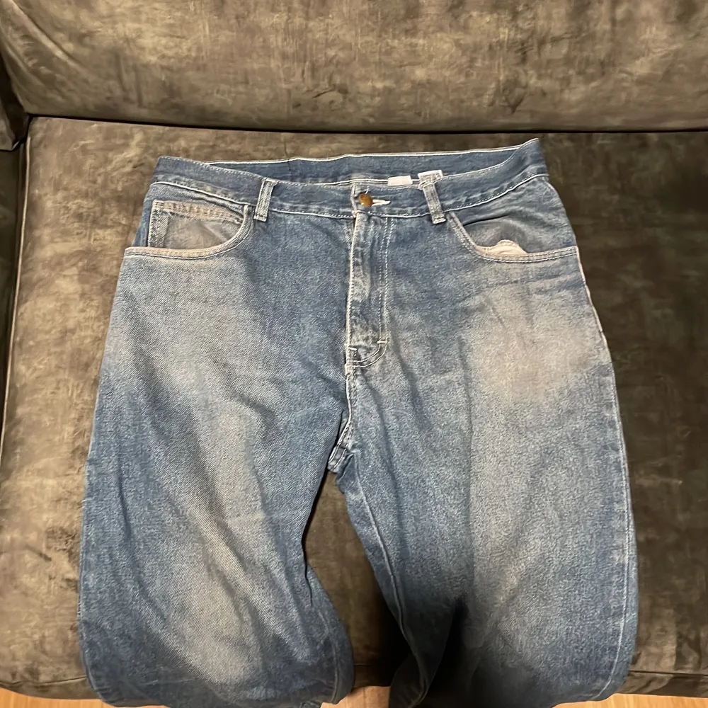 fetta jeans som är baggy och liknar carhartt. . Jeans & Byxor.