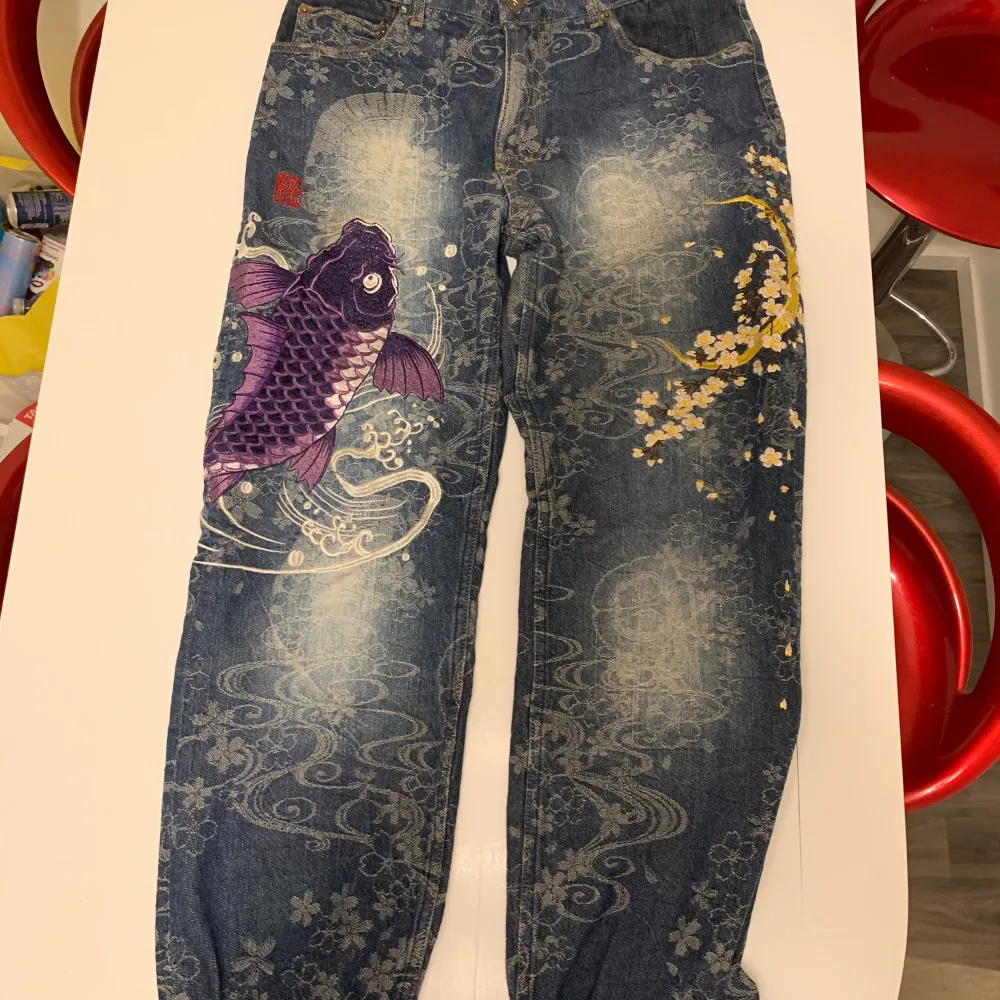 Gamla vintage jeans med japansk märke och tema. Storleken är 32x34 Otroligt feta men kommer tyvärr alldeles för sällan till användning:/ inga flaws eller nått sånt på byxorna. Buda i kommentarerna. Jeans & Byxor.