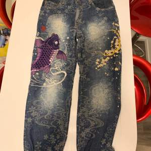 Gamla vintage jeans med japansk märke och tema. Storleken är 32x34 Otroligt feta men kommer tyvärr alldeles för sällan till användning:/ inga flaws eller nått sånt på byxorna. Buda i kommentarerna