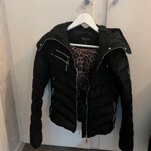 Hollies jacka  - Dunjacka från Hollies , har pälsen till  