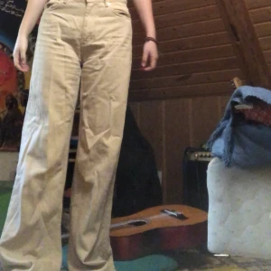  Monki jeans - Fina sandfärgade jeans. Knappt använda. Säljer pga att de är för långa. Skriv för fler bilder. FRAKT INGÅR EJ