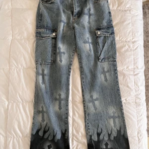 Streatwear jeans - skick 9,9/10  aldrig använt  storlek 32/33 regular passform 