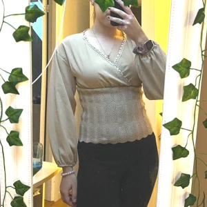 Beige blus - Säljer denna fina beige blus jag har köpt från humana. Blusen är ut fin sick! Storleken är ej angiven men jag skulle gissa på M.❤️