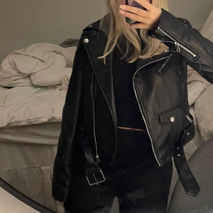 Skinnjacka - Ifrån zara Köpare står för frakt❤️