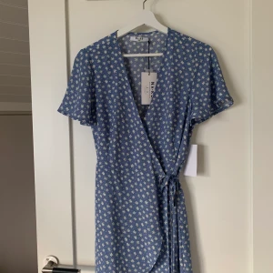 Klänning NAKD st38 - Kort klänning från Nakd i storlek 38 Nypris 399 men jag säljer den för 200kr Aldrig använd och alla lappar hänger kvar Kan skickas eller mötas upp runt Göteborg