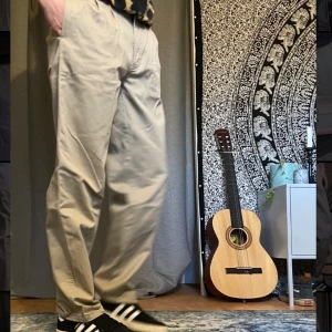 Högmidjade byxor - Snygga högmidjade beigea vintage byxor. Mycket fint skick! Losefit