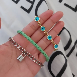 Armband  - Den gröna 7kr  Den m. Låset 10kr  Den guldiga 25kr   Alla för 40kr + frakt 