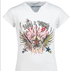 Zadig & Voltaire T-shirt  - Säljer min jättefina Zadig & Voltaire T-shirt. Det står ingen storlek i T-shirten men den passar mig som vanligtvis har S. Inga defekter då den endast är använd max 3 gånger (Nyskick). Köpt i år. Går att köpa genom funktionen ”köp nu”. 💞