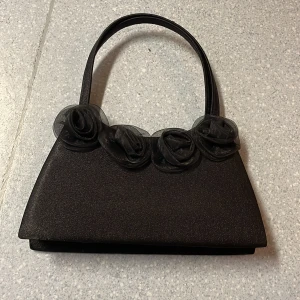 Väska - Svart väska22cm bred o med handtag 27 cm. Ej använd. Nypris 500. 