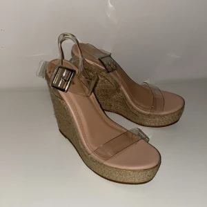 Pretty little thing heels - Pretty little thing. Tyvärr passar dom inte mig och kom aldrig till användning eftersom jag har väldigt breda fötter. Storlek är 38 men jag tror att man borde passa bra til 37 också. 