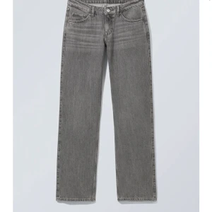 Weekday Arrow low straight jeans - Säljer mina weekday jeans pga att dom är för stora för mig. Jag är 163cm lång och dom är nästan perfekta i längden då dom är lite för långa.Köpte för 590 från weekday hemsida och säljer för 450 alltså 140kr billigare❤️Skriv om intresserad eller fler bilder