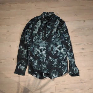 Skön skjorta med tryck - Svarta färgen är lite grönare Inga fläckar eller hål Använd 1 gång  Har du frågor, skicka meddelande