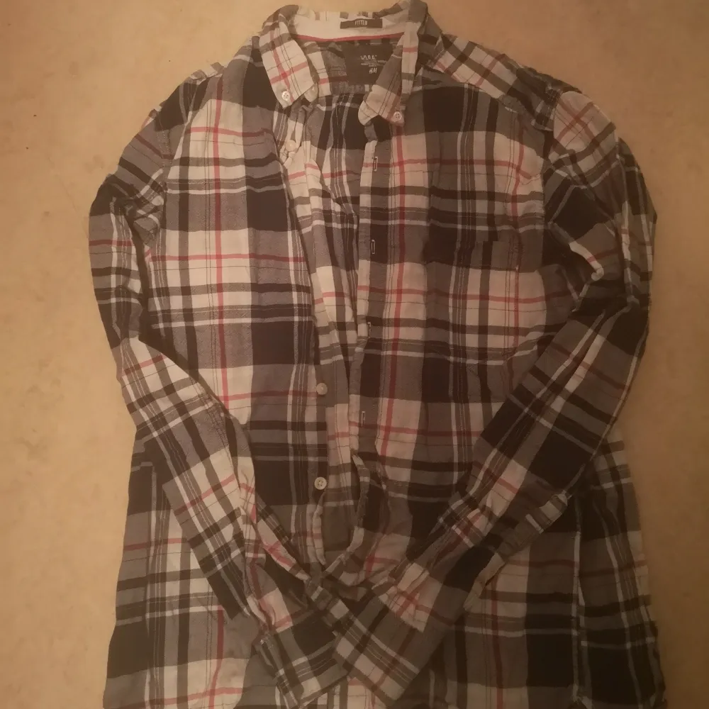 Snygg skjorta från hm. Köpt för 200kr men säljer för 100kr. Använd max 5 gånger och är tvättad. Hittade inte exakta på sidan så andra bilden är inte exakt samma. Pris kan diskuteres . Skjortor.