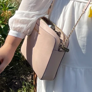 michael kors väska  - hejhej dags o låta min söta ljusrosa michael kors väska hitta ett nytt hem :) typ oanvänd, hade den på studenten, nypris:2100, har två innerfack o man får plats me en hel del grejer ändå , priset går att diskutera