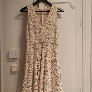 French connection klänning - Superfin midi klänning från french connection i riktigt fint skick. 