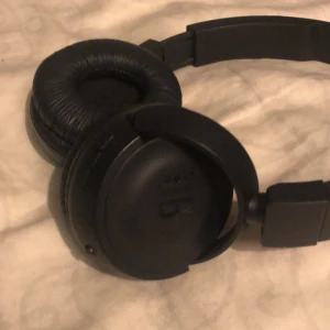 Hörlurar - JBL hörlurar. Använda en gång. Gott skick och sitter skönt på skallen.
