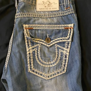 True Religion Jeans, light blue. strlk 32 - TR jeans i strlk 32. använda men i väldigt bra skick. helst köp inte genom köp nu knappen. skriv för info
