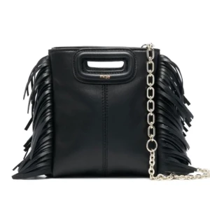 Maje väska  - Säljer denna jättefina maje väska i svart skinn🖤🖤.  Mycket sparsamd använd, lilla modellen. Kommer med både cross body band.  och kedjan! Nypris:2350kr. Buda alltid med 50 kr skillnad