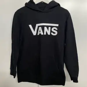 Vans hoddie kids i st XL så i vanlig storlek skulle jag säga att den är S-M. Fint skick🖤 Nypris 550kr