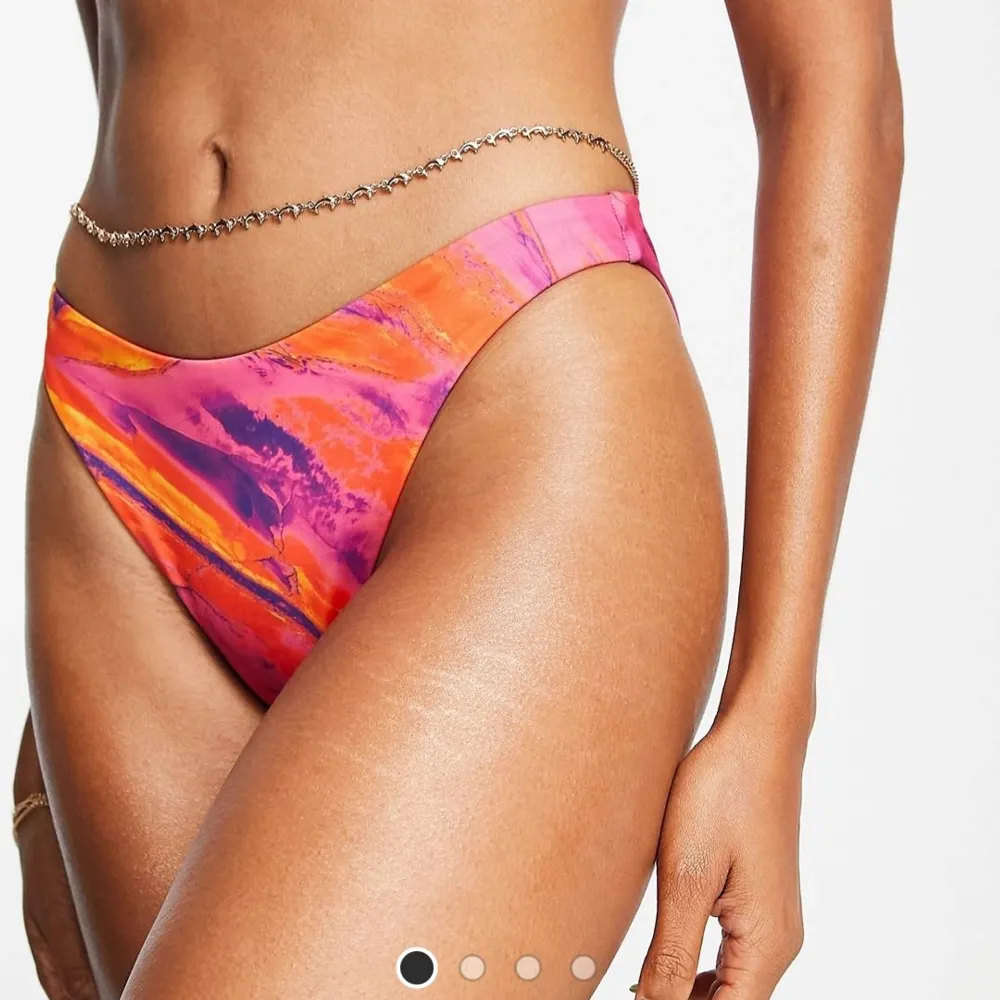 Multifärgad bikiniunderdel från asos, köpt för 149kr. Helt oanvänd med prislapp på, säljer pga fel storlek.. Övrigt.