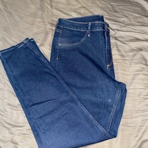 Mörkblå jeans - Mörkblå high waist skinny ankle jeans från H&M Stl. 33 Ny skick, oanvänd 