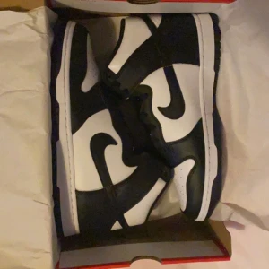 Nike panda dunks high  - Hej säljer mina pandas helt nya inte använda en ända gng köpta i Nike butiken kvitto box medföljer har 3 par alla storlek 43 och helt nya kan mötas upp eller även frakta. 