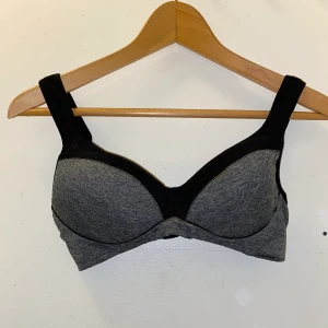 Svart/grå sport-bh - Svart/grå sport-bh Stl. M Bra skick, använd fåtal gånger