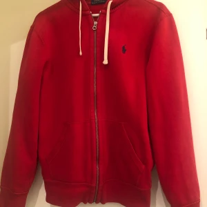 Ralph lauren zip up - Hej jag säljer min röda Ralph lauren zip up storlek M. Bra skick. 