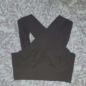 Brun top stl S - Brun top från shein. Har använt den ett par ggr. Toppen passar bäst för folk med en mindre byst. Det kan annars bli jobbigt att ha på sig. Storlek S. 