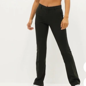 kostymbyxor  - mörkgröna kostymbyxor från nelly, oanvända. Storlek 36, säljer likadana i mörkbrun.