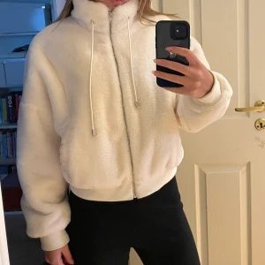 Teddyjacka - Så mysig teddyliknande jacka från missguided. Säljer pga kommer ej till användning