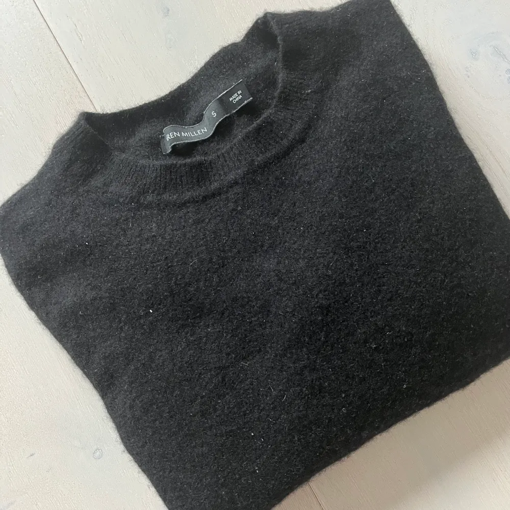 Stylish basic cashmere sweater with round neck and long sleeves. Tröjor & Koftor.