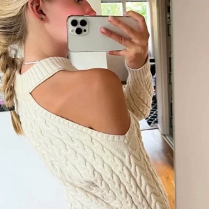 one shoulder - stickad tröja i fint skick, storlek xs😊(lånade bilder)