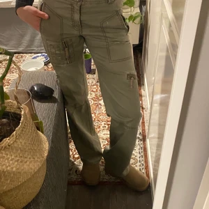 Cargo byxor  - Gröna cargo byxor med fickor å sånt från e-SPIRIT, inte min stil men as snygga 😍 Är 170, går till fötterna, passar även längre och kortare. Ganska stretchiga midja, har mellan 36-38 i vanliga fall. 