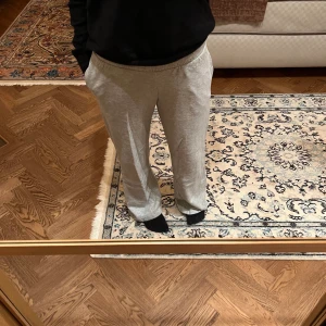 Mjukisbyxor - Säljer dessa low waist mjukisbyxor från bikbok! Supersköna och snygga i storlek s. Köpta för 300kr men säljer för 150 