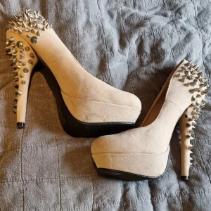 Klackar - Beige klackar med nitar i mycket bra skick, använda fåtal gånger.   Säljes pga används ej.