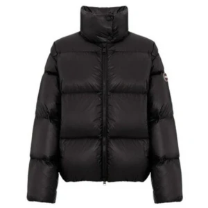 Colmar jacka  - Svart Colmar jacka, köpt cirka ett år sedan för ungefär 5000 kr🤍🤍. Väldigt lik den på bilden, fast säljer utan knapp (alltså bara dragkedja på jackan), jackan har ingen luva. Fler bilder finns🤍🤍