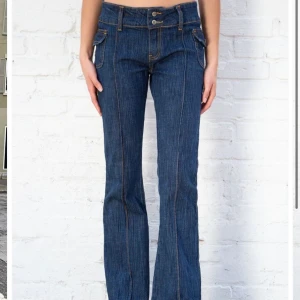 brandy melville agatha jeans - sälja pga att de inte kommer till användning längre💓lite slitningar längst ned (2 sista bilderna) men annars i bra skick MIDJEMÅTT: 77cm INNERBENSLÄNGD: 84cm 