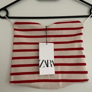Zara topp - Säljer denna bandeau topp från zara. Helt oanvänd med prislapp kvar❤️