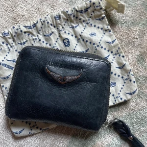 Zadig & Voltaire plånbok - Plånbok från Zadig & Voltaire. Dustbag medföljer.