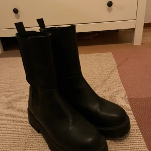 Monki skor  - Säljer mina skor från monki då de inte kommer till användning längre, knappt använda och är i bra skick 💗 nypris 400kr 