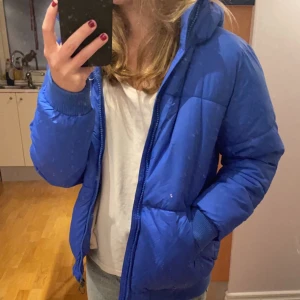 Vinterjacka - Supervarm och skön puffjacka med luva. Köpte förra vintern med använder inte den längre💙Storlek 160 men passar S. Tror nypris var 400kr, säljer för 150 + frakt 📦 