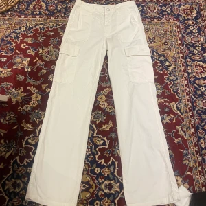 Cargopants från Zara strl 38 - Säljer mina trendiga cargopants från Zara i storlek 38. Dom är högmidjade med fickor både fram och bak. Säljer pga fel storlek:(  Frakt tillkommer🚚