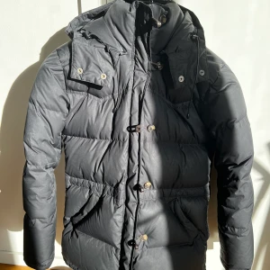 Alexandra Dunjacka - Boomerang (XS) - Säljer min gamla boomerang dunjacka i svart, storlek XS. Superfin och varm inför vintern. Använd men fortfarande i gott skick. Köpte för 5999 :-, säljer för 1200 :-. Kan antingen hämtas upp i Skärholmen eller levereras med post (köpare står för frakt och 