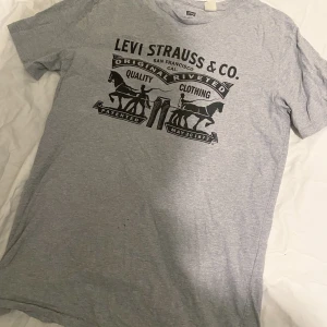 Levis tee - Levis Tee  Size- Medium Fits- Medium Condition- 47/100 Price- 37SEK plus shipping. Slide dm to buy or ask anything. #dawiercie