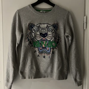 Kenzo sweatshirt storlek S  - Äkta kenzo sweatshirt inköpt i Dubai för ca 5 år sedan, väldigt sparsamt använd. Sitter som en vanlig storlek S 