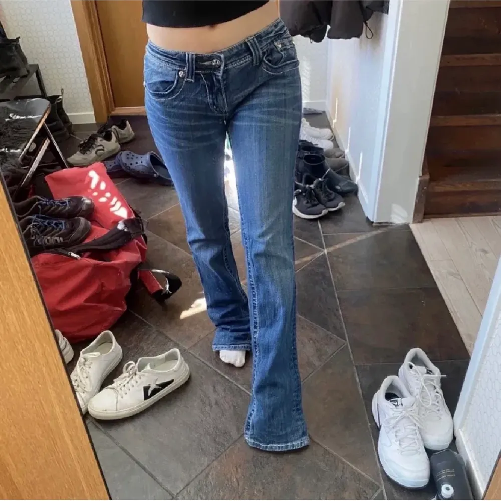 världens snyggaste lpgimidjade miss me jeans!! midjemättet är 74cm och innerbenslängden är 83cm. jag köpte den här på plick men tyvärr var de för stora. BUDA 💋💋💋. Jeans & Byxor.