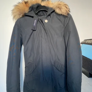 Woolrich Jacka  - Vinterjacka från Woolrich i strl xs. Använd ca 1 år. Har köpt en ny jacka och därför säljer jag denna nu. Super varm och fin jacka!