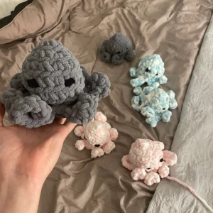 Handvirkade bläckfisk gosedjur  - Jag skall börja sälja mina egen virkade bläckfiskgosedjur. De befintliga som är till salu är de 6st på sista bilden. Sedan kommer det bli en beställningsvara där vi kan tillsammans diskutera färg utefter din förfrågan🤗 100% polyester garn❤️ 