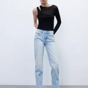 Säljer mina fina ljusblåa midrise straight jeans från zara i storlek 36. Säljer då jag tkr de är för stora och för långa på mig. Jättefint skick, som nya!! Använda ca. 5 ggr❤️❤️❤️skicka för fler bilder😍